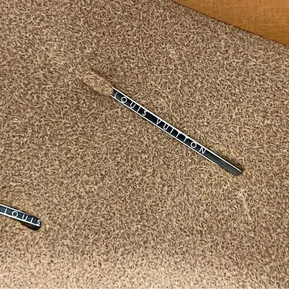 Louis Vuitton Flower Pin Set
Early 2000s - Picture 4 of 5